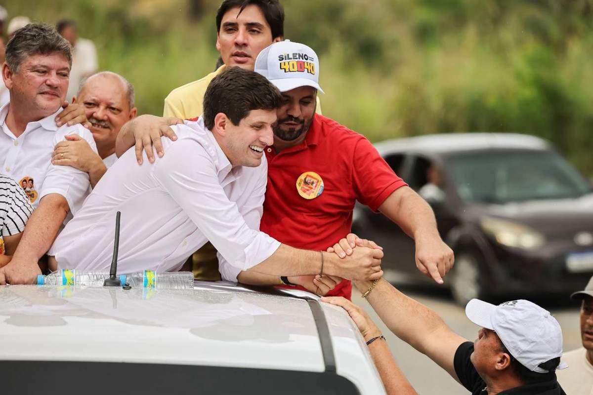 Durante carreata  no distrito de Batateiras, em Belém de Maria, na Mata Sul de Pernambuco, João Campos (PSB) destacou a proposta de isenção do IPVA para motocicletas de até 180 cilindradas./Edson Holanda.