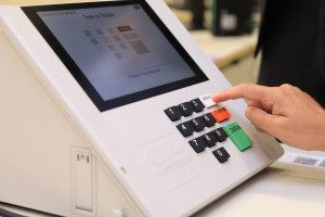 Para eleitores cegos ou com defici&ecirc;ncia visual, a urna oferece um sistema de &aacute;udio com voz sintetizada