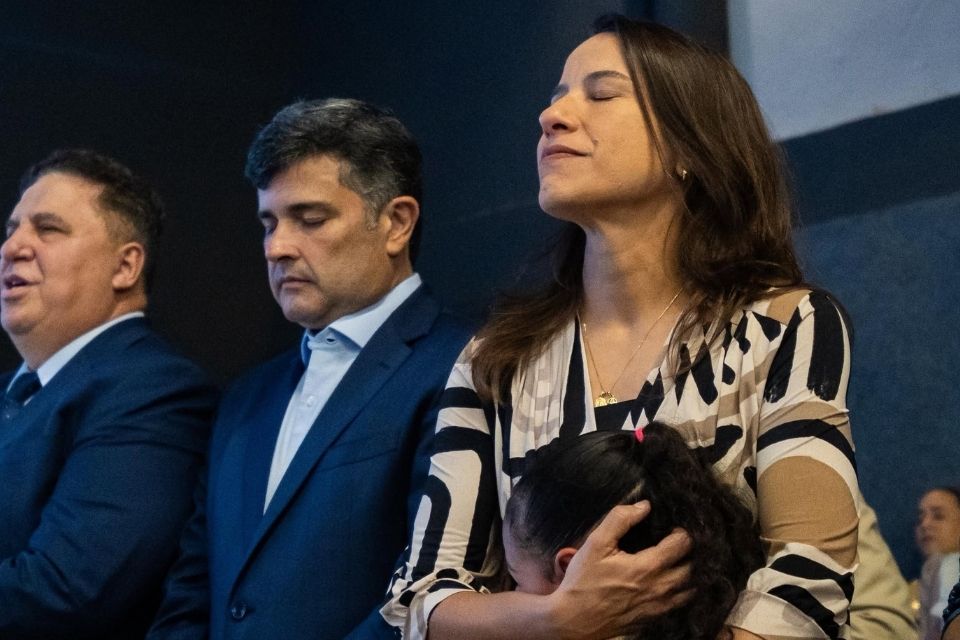 A governadora e candidata à reeleição Raquel Lyra (PSD) cumpriu agenda em evento sobre os 50 anos da Igreja Casa da Bênção, no Grande Recife./Reprodução/Facebook/ Eduardo da Fonte.