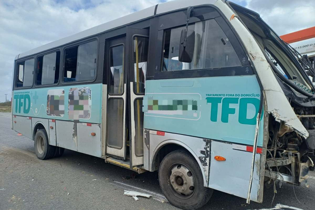 Motoristas realizaram o teste do bafômetro e o resultado foi normal/Foto: Divulgação/PRF