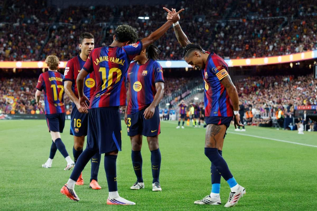 Lamine Yamal e Raphinha em ação pelo Barcelona/Luis Gene/AFP