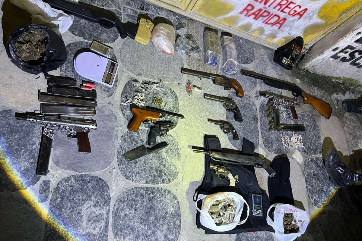 Além de armamentos, também foram apreendidas drogas/Foto: PMPE/ Divulgação