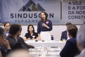 "Ser a primeira mulher governadora n&atilde;o &eacute; algo simples", diz Raquel ao comentar sobre ataques