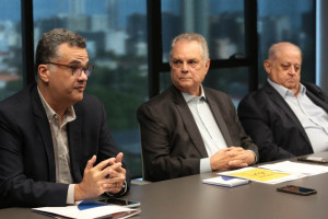 Representantes da Fiepe, Faepe e Fetracan durante o encontro nesta segunda-feira (31)