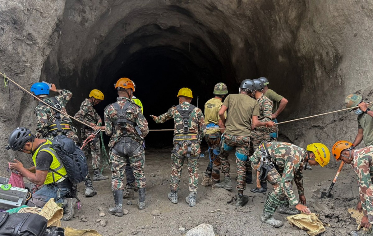 Militares realizam operação de busca e salvamento em Rasuwa, Nepal/ AFP