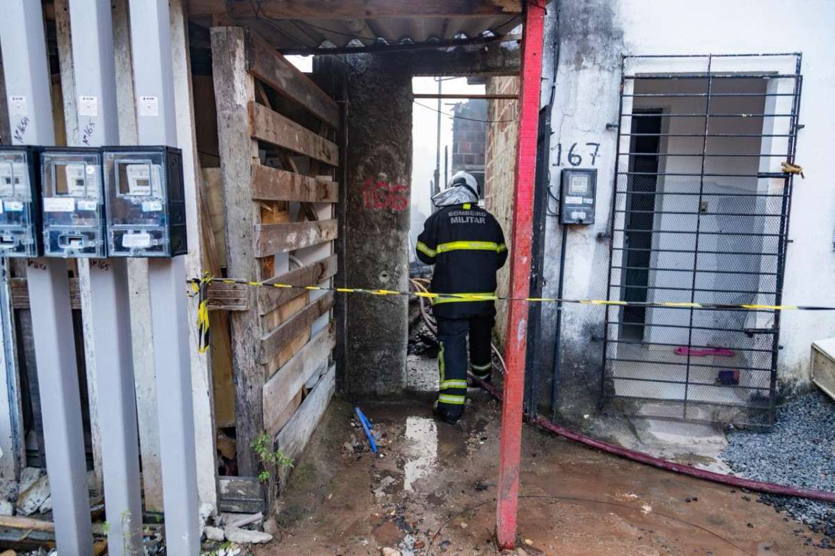 Incêndio atinge quatro casas na Vila Santa Luzia, no bairro da Torre (Karol Rodrigues/ DP Foto)