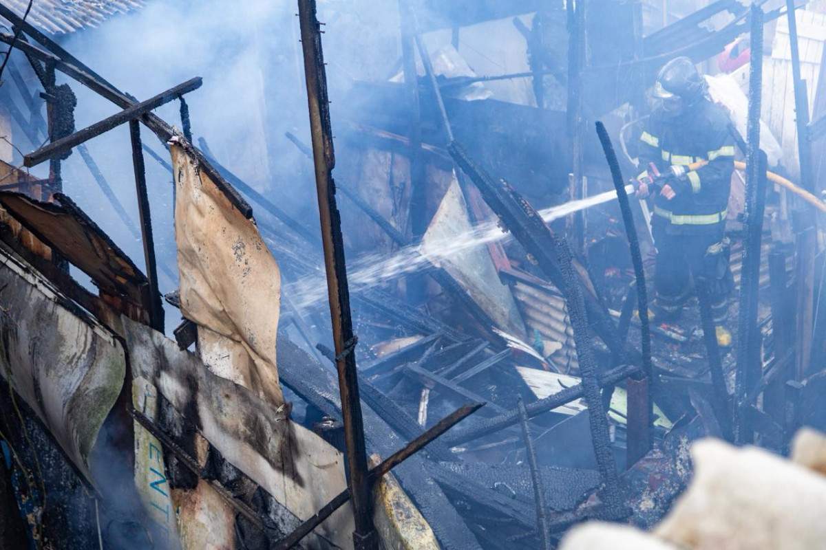Incêndio atinge quatro casas na Vila Santa Luzia, no bairro da Torre (Karol Rodrigues/ DP Foto)