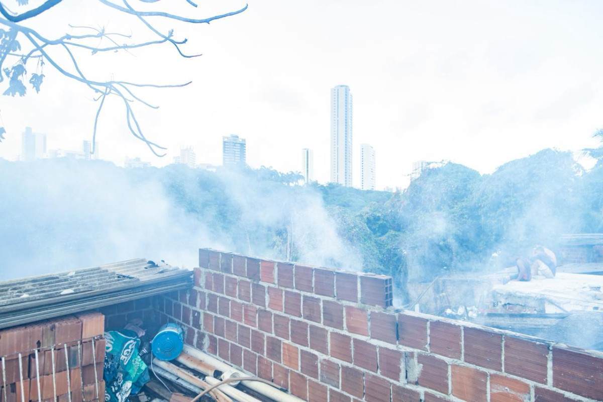 Incêndio atinge quatro casas na Vila Santa Luzia, no bairro da Torre (Karol Rodrigues/ DP Foto)