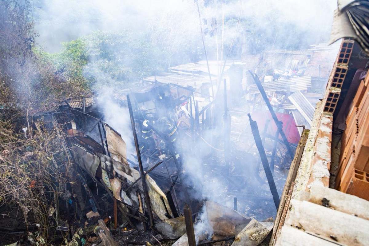 Causa das chamas ainda não foi esclarecida, mas há suspeita de conflito familiar/Karol Rodrigues/ DP Foto