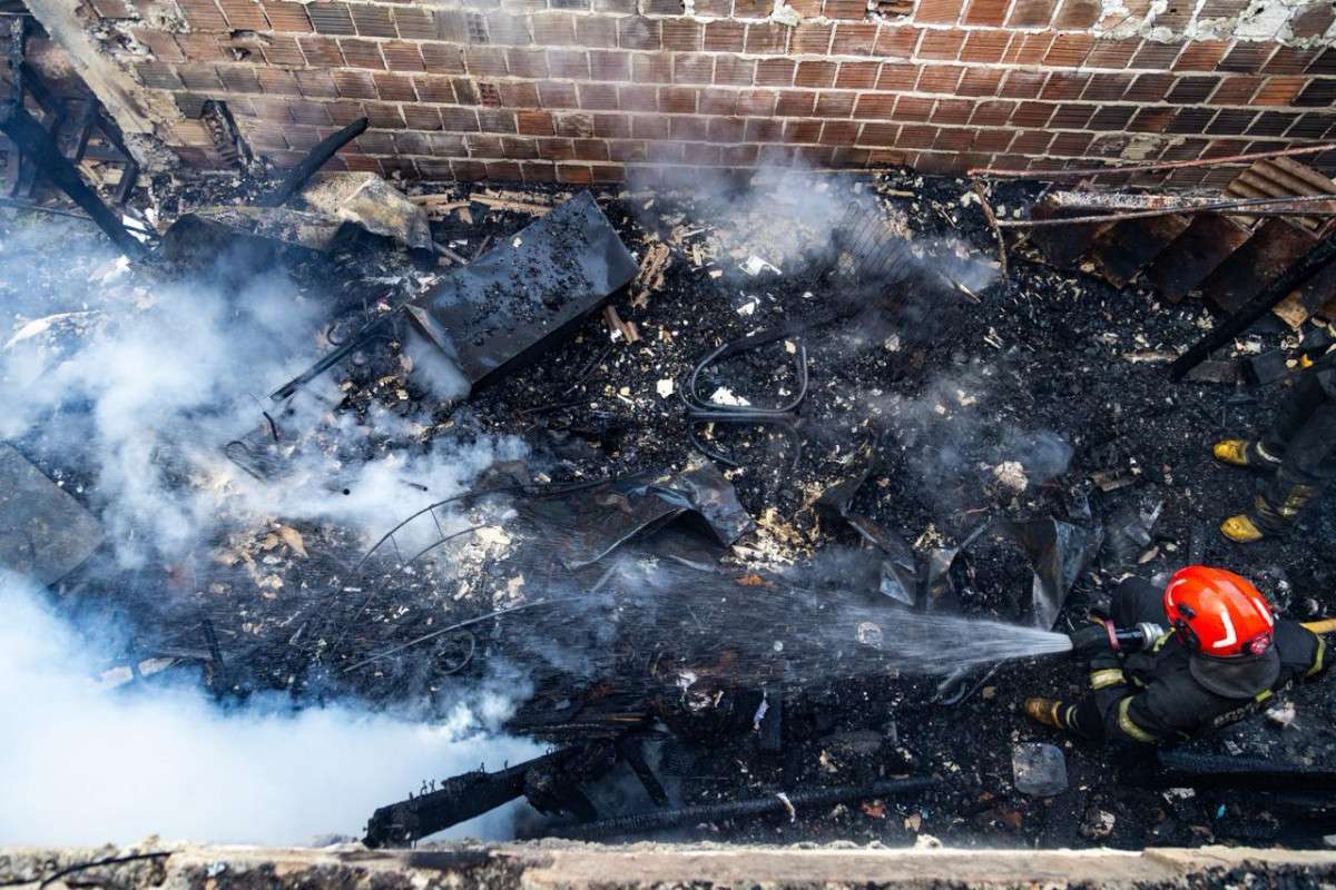Incêndio atinge quatro casas na Vila Santa Luzia, no bairro da Torre (Karol Rodrigues/ DP Foto)