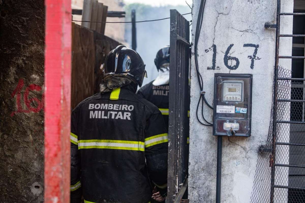 Incêndio atinge quatro casas na Vila Santa Luzia, no bairro da Torre (Karol Rodrigues/ DP Foto)