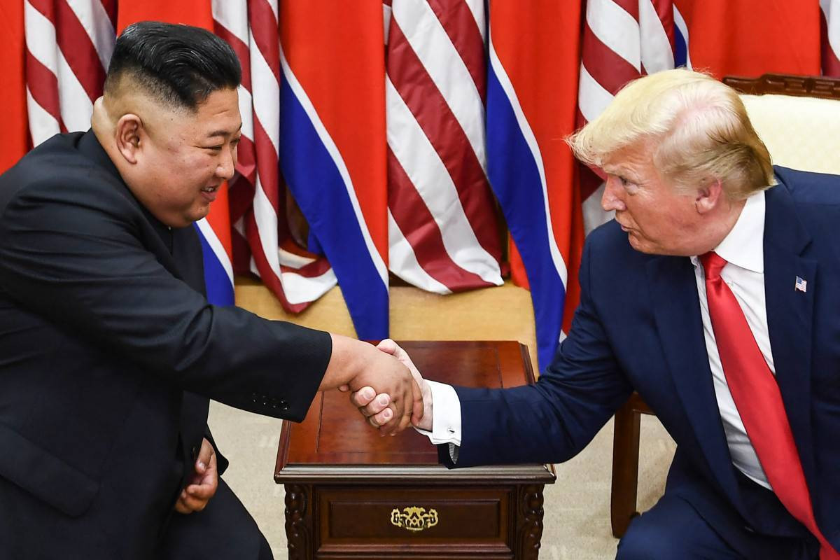 Líder da Coreia do Norte, Kim Jong Un, e o presidente dos EUA, Donald Trump, apertam as mãos durante uma reunião em 30 de junho de 2019/BRENDAN SMIALOWSKI/AFP