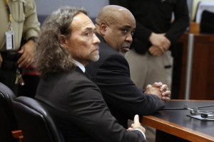 Duane Davis (&agrave; direita) e seu advogado, Michael Sanft, sentados em um tribunal depois que um j&uacute;ri considerou Davis culpado pelo assassinato do rapper Tupac Shakur, ocorrido em 1996