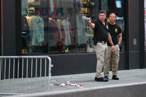 Policiais investigam a cena do crime na Times Square, em Nova York