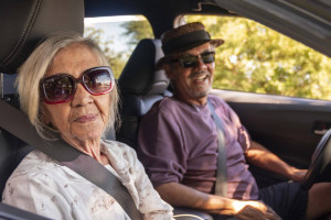 Marise Salvador Rodrigues, de 95 anos, ao lado do seu filho, Lula Terra, que a dirige no curta-documental