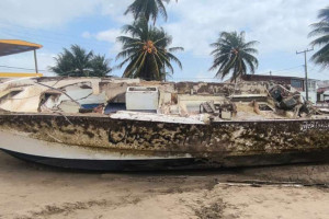 Lancha &eacute; retirada do mar na Praia de S&atilde;o Jos&eacute; da Coroa Grande