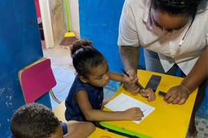 S&atilde;o oferecidas na ONG aulas de refor&ccedil;o e de alfabetiza&ccedil;&atilde;o