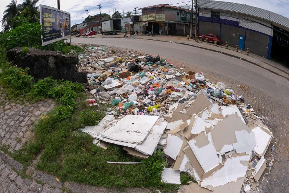 Amontoado de lixo em meio à Avenida Perimetral, em Olinda/Rafael Vieira/ DP foto
