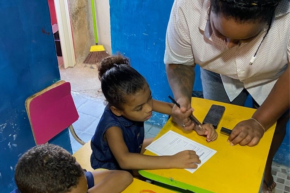 São oferecidas na ONG aulas de reforço e de alfabetização/Foto: Cortesia