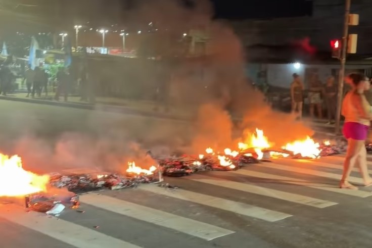 Manifestantes usaram fogo para interromper o fluxo na avenida/Foto: Instagram/ Reprodução
