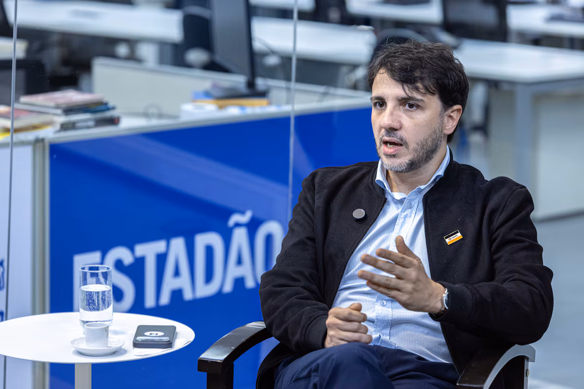Renan Santos tamb&eacute;m poder&aacute; participar de debates em r&aacute;dio, televis&atilde;o ou outros meios de comunica&ccedil;&atilde;o