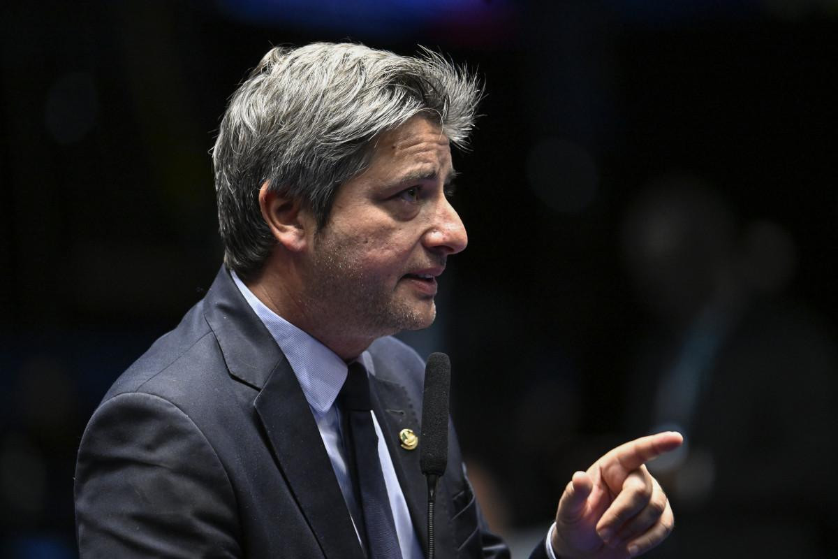 O senador Carlos Portinho (PL-RJ) em pronunciamento à bancada/Carlos Moura/Agência Senado