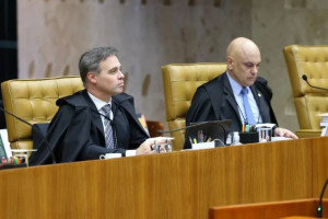 Ministros Andr&eacute; Mendon&ccedil;a e Alexandre de Moraes em Sess&atilde;o plen&aacute;ria do STF