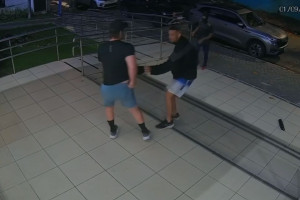 Imagens da c&acirc;mera de seguran&ccedil;a do estabelecimento mostram quando a v&iacute;tima se aproxima da escadaria e &eacute; abordada por um criminoso.
