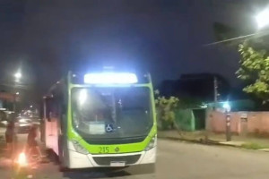 &Ocirc;nibus &eacute; alvo de tiros e inc&ecirc;ndio ap&oacute;s motorista ser feito ref&eacute;m em Olinda