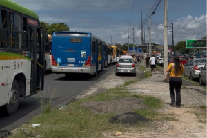 Sindicato dos Trabalhadores em Transportes Rodovi&aacute;rios realiza protesto na Avenida Agamenon Magalh&atilde;es, em Olinda