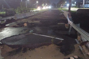 Tubula&ccedil;&atilde;o da Compesa rompe, estilha&ccedil;os atingem &ocirc;nibus e bairros de quatro cidades ficam sem &aacute;gua