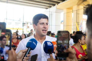 Jo&atilde;o Campos em coletiva de imprensa na Vila do Papel, no Coque