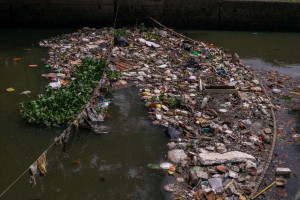Lixo e restos de m&oacute;veis s&atilde;o encontrados no Canal do Arruda durante percurso entre Recife e Olinda