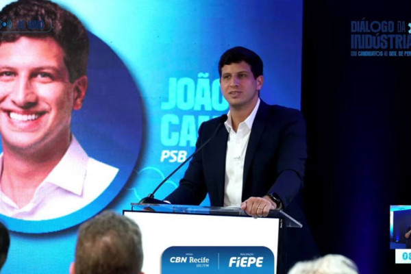 Candidato João Campos (PSB) em sabatina da FIEPE