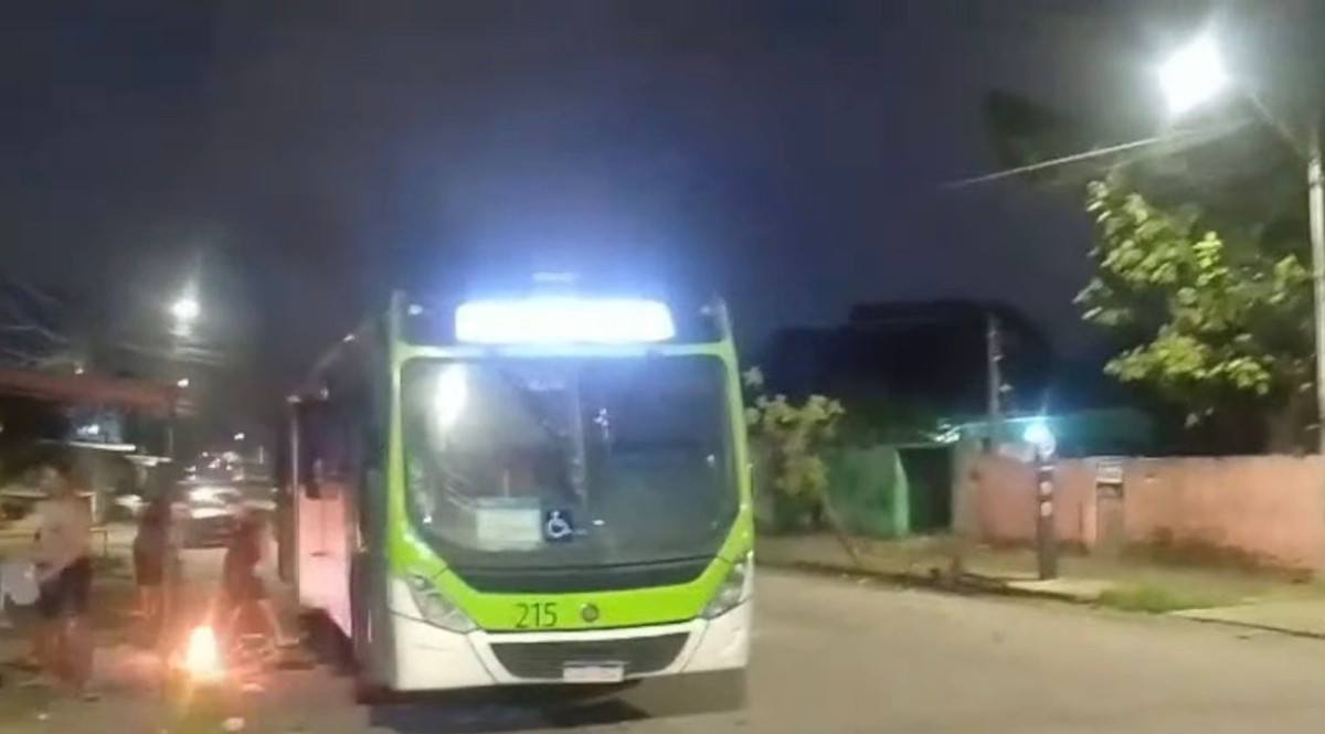 Ônibus é alvo de tiros e incêndio após motorista ser feito refém em Olinda
/Reproduçao/Instagram