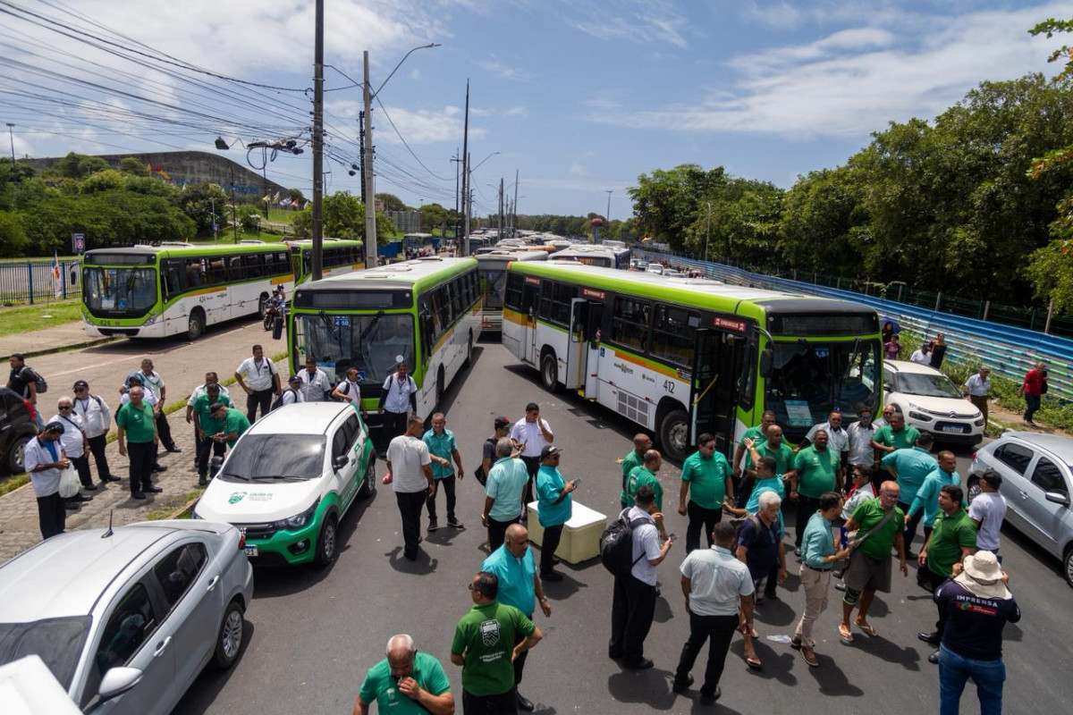 Protesto de motoristas de &ocirc;nibus na PE-15  (Karol Rodrigues/DP Foto)