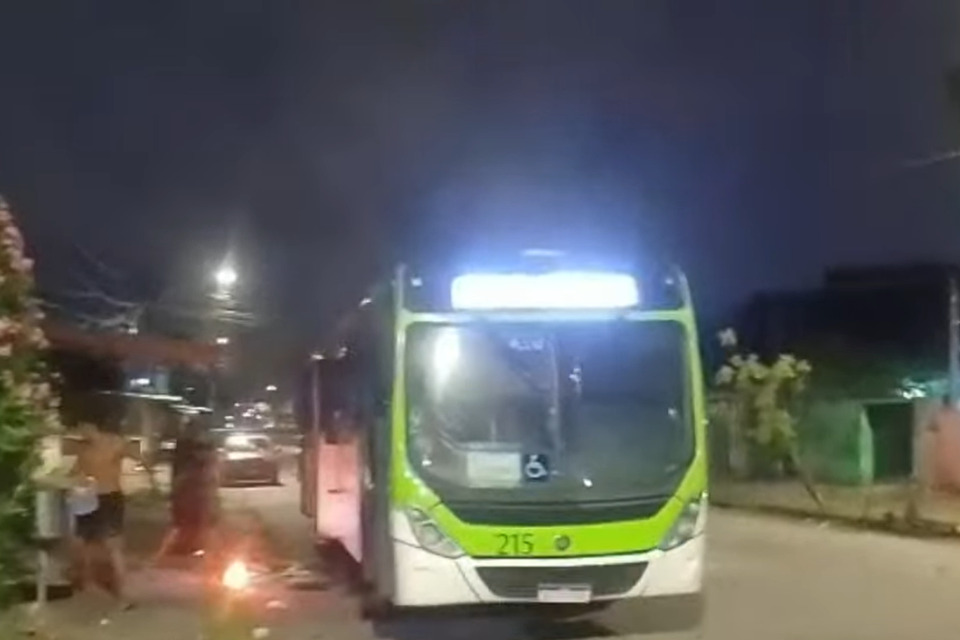 Ônibus foi alvo de tiros e incêndio após motorista ser feito refém em Olinda/Reprodução/Redes Sociais