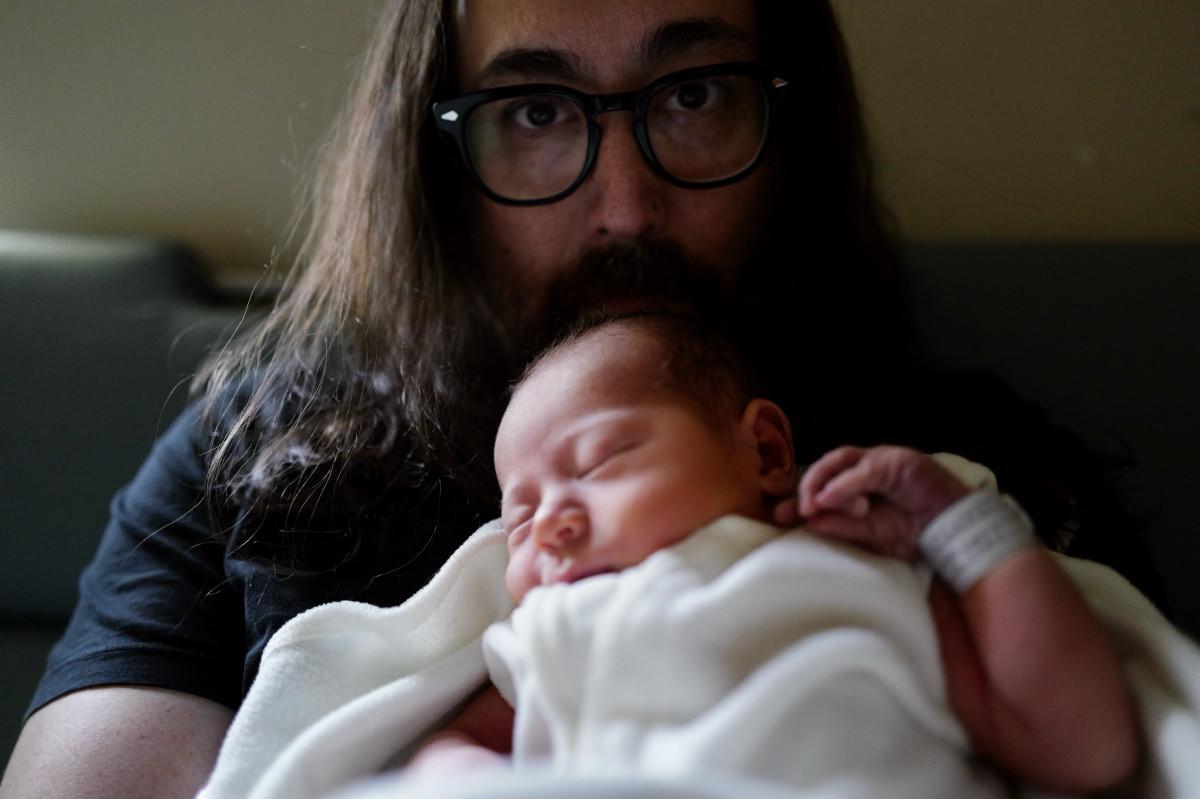 Em uma das imagens publicadas no Instagram, Sean aparece com o filho nos braços/Reprodução/Redes sociais