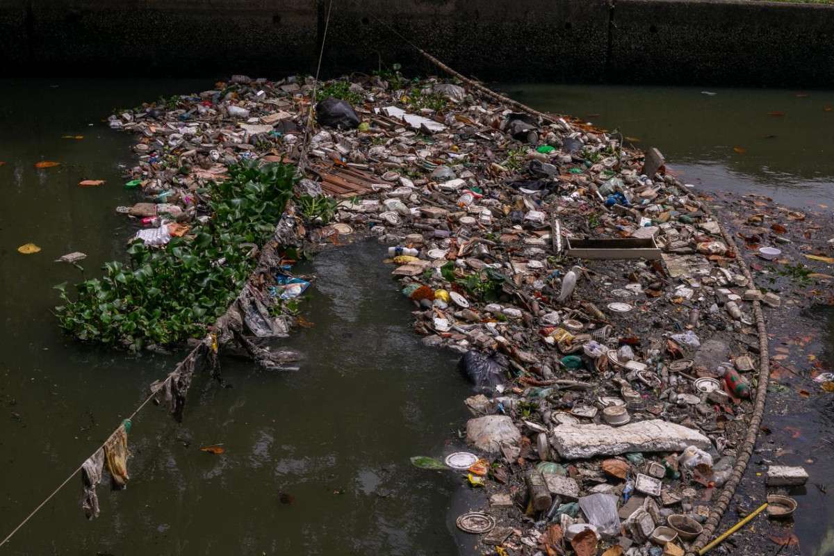 Lixo e restos de móveis são encontrados no Canal do Arruda durante percurso entre Recife e Olinda/Rafael Vieira/DP Fotos