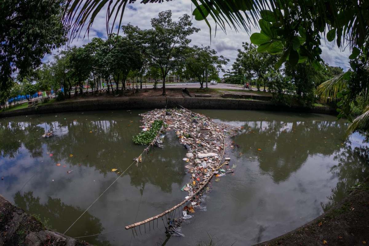 Lixo e restos de móveis são encontrados no Canal do Arruda durante percurso entre Recife e Olinda (Rafael Vieira/DP Fotos)