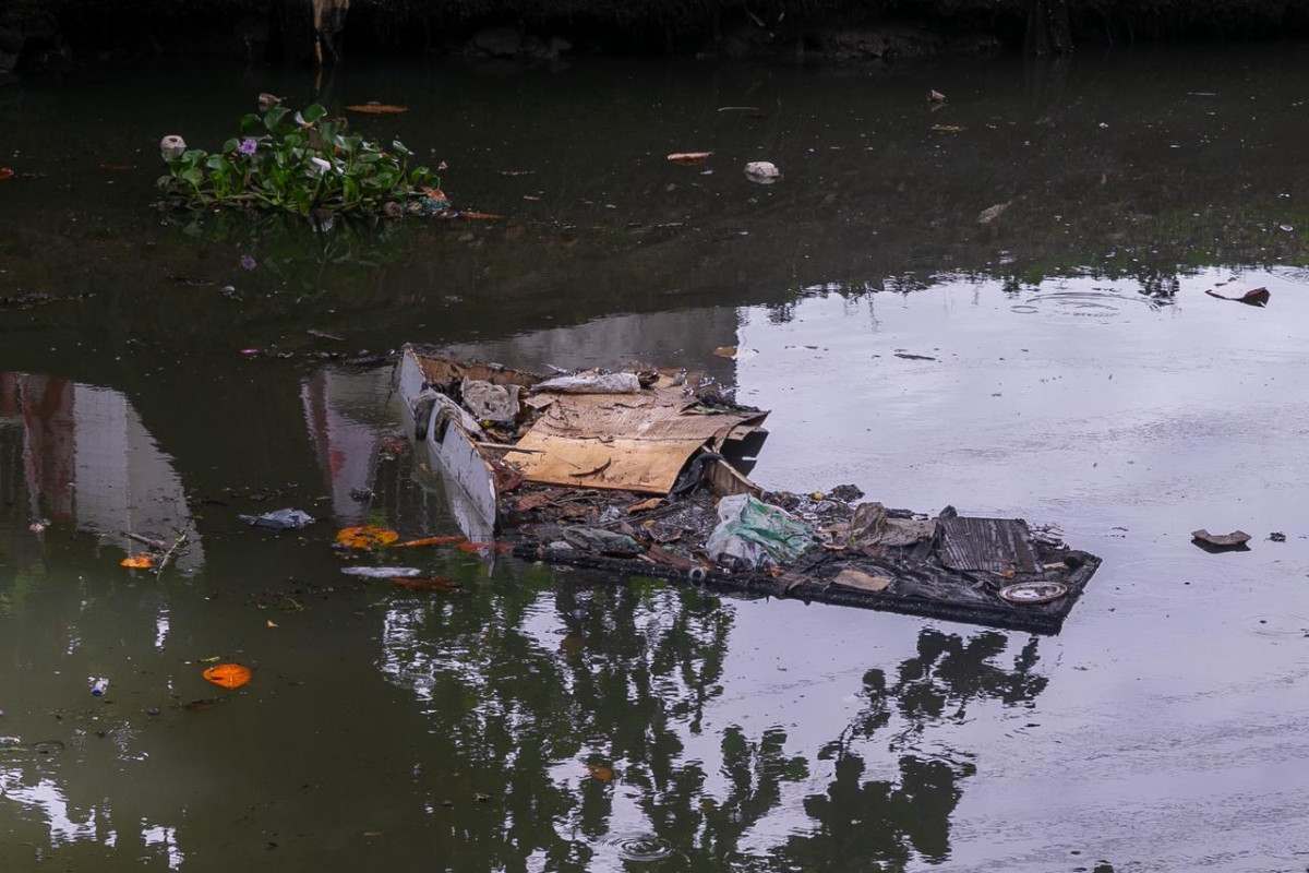 Lixo e restos de móveis são encontrados no Canal do Arruda durante percurso entre Recife e Olinda (Rafael Vieira/DP Fotos)