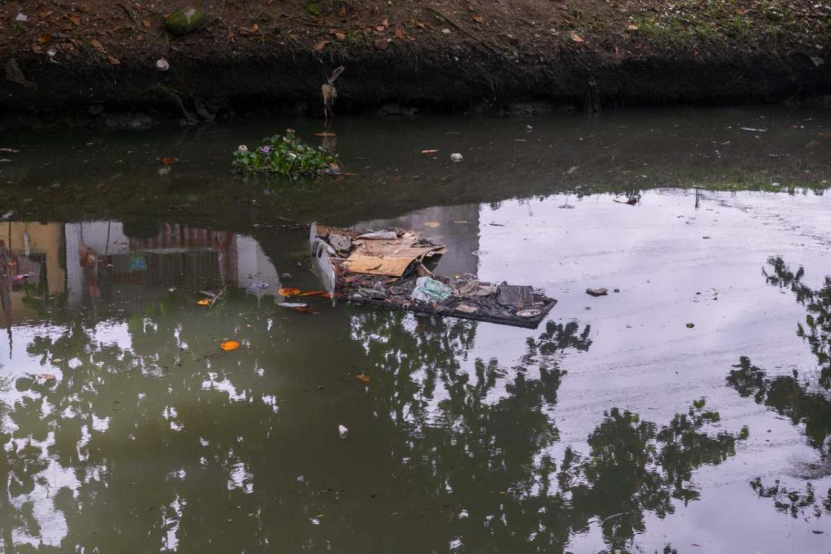 Lixo e restos de móveis são encontrados no Canal do Arruda durante percurso entre Recife e Olinda (Rafael Vieira/DP Fotos)