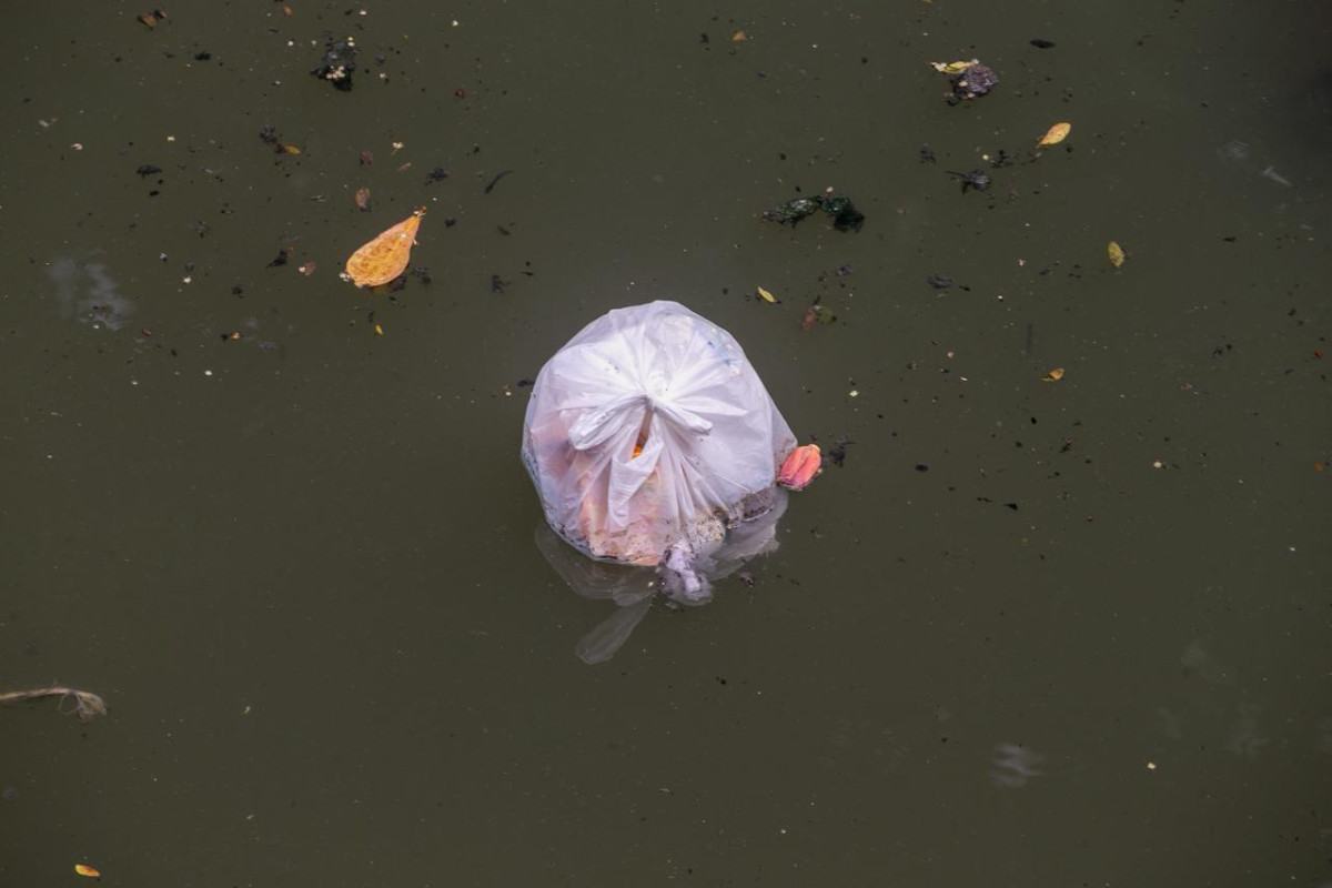 Lixo e restos de móveis são encontrados no Canal do Arruda durante percurso entre Recife e Olinda (Rafael Vieira/DP Fotos)