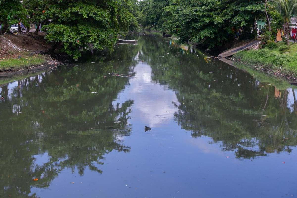 Lixo e restos de móveis são encontrados no Canal do Arruda durante percurso entre Recife e Olinda (Rafael Vieira/DP Fotos)