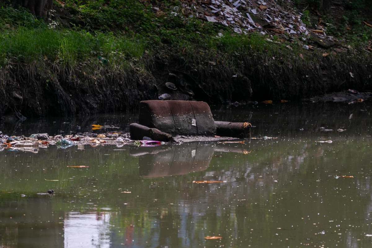 Lixo e restos de móveis são encontrados no Canal do Arruda durante percurso entre Recife e Olinda (Rafael Vieira/DP Fotos)