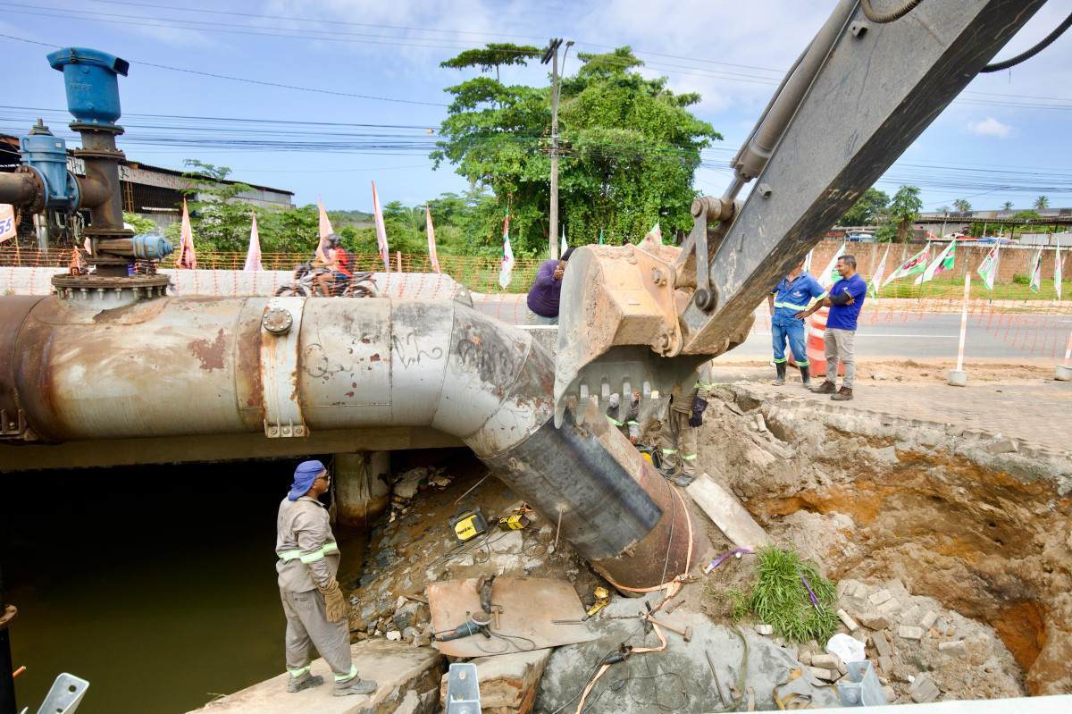 Imagem ilustrativa sobre Compesa rompe: ônibus e bairros sem água em quatro cidades