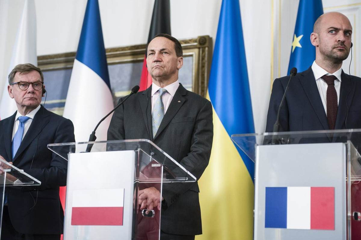 Os ministros Johann Wadephul (Alemanha), Jean-Noël Barrot(França) e Radoslaw Sikorski (Polônia) discutiram medidas contra Moscou
/AFP