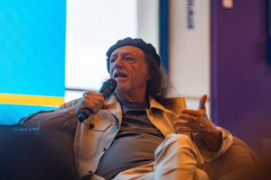 Alceu Valen&ccedil;a contou curiosidades dos seus 80 anos em confer&ecirc;ncia
