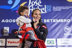 Etiene Medeiros campe&atilde; dos 50 m costas