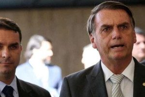 Fl&aacute;vio Bolsonaro (&agrave; esquerda) e Jair Bolsonaro, figuras centrais na pr&eacute;-candidatura do filho &agrave; presid&ecirc;ncia da Rep&uacute;blica